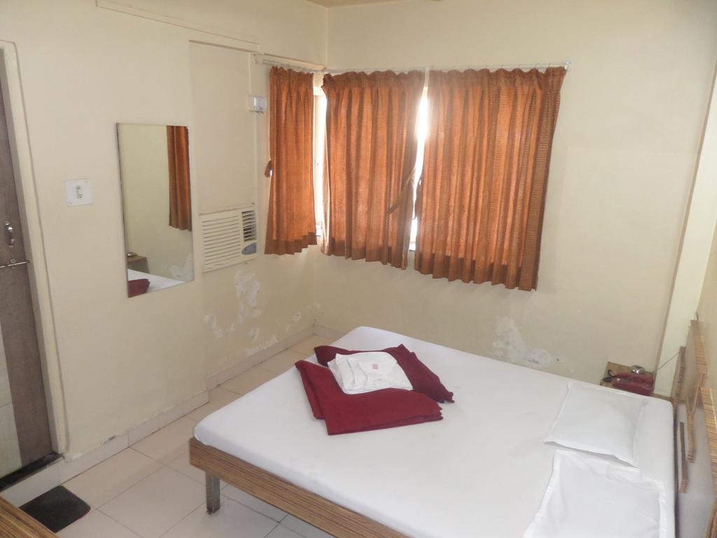 Hotel Sai Ratna Nashik Værelse billede