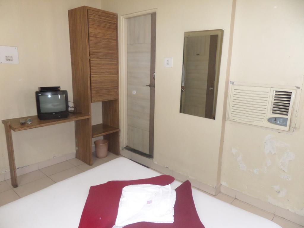 Hotel Sai Ratna Nashik Værelse billede