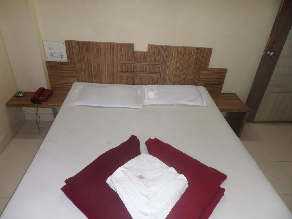 Hotel Sai Ratna Nashik Værelse billede